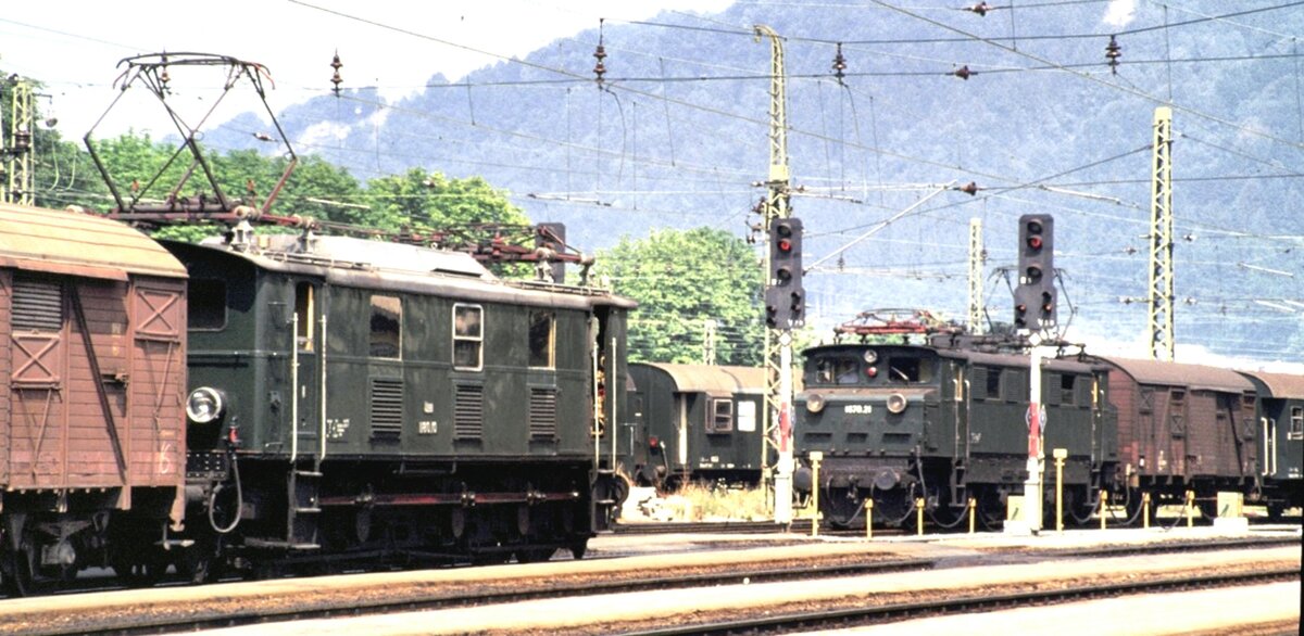 ÖBB 1670.21 und 1180.10 beide mit Güterzug in Bregenz aam 15.08.1978.