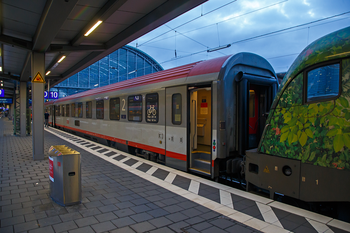 ÖBB 2. Klasse Großraumwagen der Bauart Bmpz-73, A-ÖBB 73 81 29-91 067-0 Bmpz, als Wagen Nr. 257 eingereiht in den EC 113 „Blauer Enzian“ (Frankfurt am Main Hbf - Klagenfurt Hbf) am 26.10.2021im Hbf Frankfurt am Main. 

Die vierachsige 2 Klasse RIC-Reisezugwagen Bmpz 29-91 (Druckertüchtigte Ausführung) sind seit 1991 bei den OBB in Betrieb und werden für den Fernverkehr auf allen europäischen Normalspurstrecken eingesetzt. Die Wagen wurden zwischen 2002 und 2008 modernisiert

TECHNISCHE DATEN: 
Hersteller: Jenbacher Werke oder SGP Simmering (Anfang der 1990er)
Spurweite: 1.435 mm 
Länge über Puffer:  26 400 mm
Drehzapfenabstand:  19.000 mm
Achsstand:  21.500 mm
Achsstand im Drehgestell:  2.500 mm
Drehgestellbauart: SGP-300 R
Leergewicht: 50 t
Höchstgeschwindigkeit:  200 km/h
Sitzplätze: 74 (2.Klasse)
Abteile:  2 vollklimatisierte Großraum-Abteile
Fahrradstellplätze: 2
Toiletten: 2 (geschlossenes System)
Bremse: O-PR-Mg
