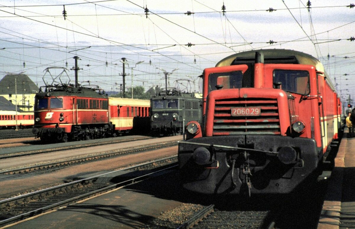 ÖBB 2060.29 und 1041.01 und 1018.04 mit Schlierenwagen in Attnang-Puchheim am 05.10.1981.