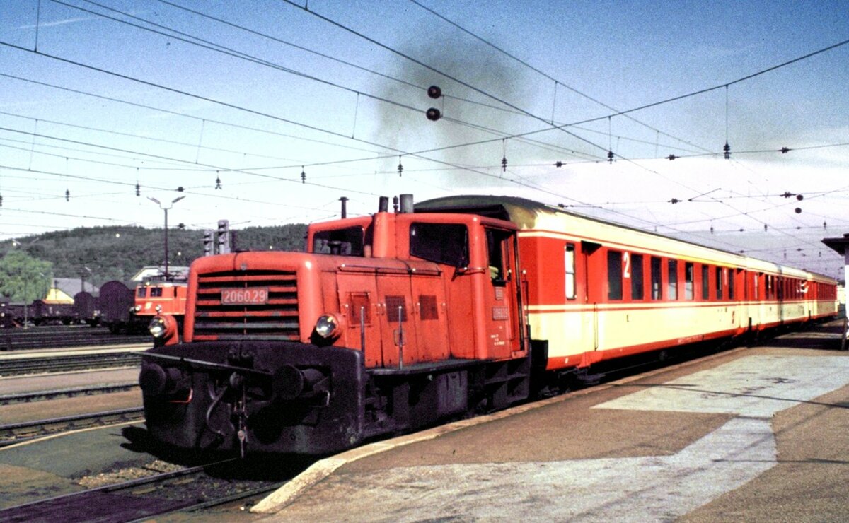 ÖBB 2060.29 rangiert mit Schlieren-Personenwagen in Attnang-Puchheim am 05.10.1981.