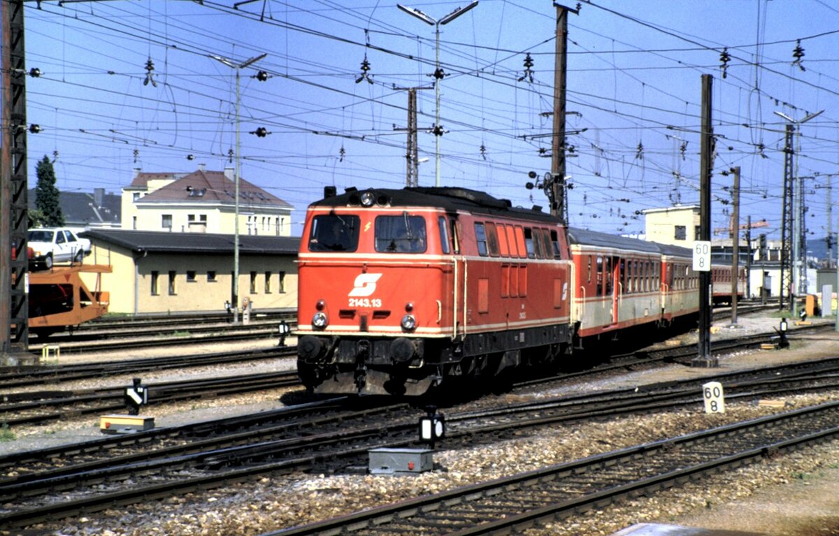 ÖBB 2143.13 mit Nahverkehrszug in St.Pölten am 05.08.1986.