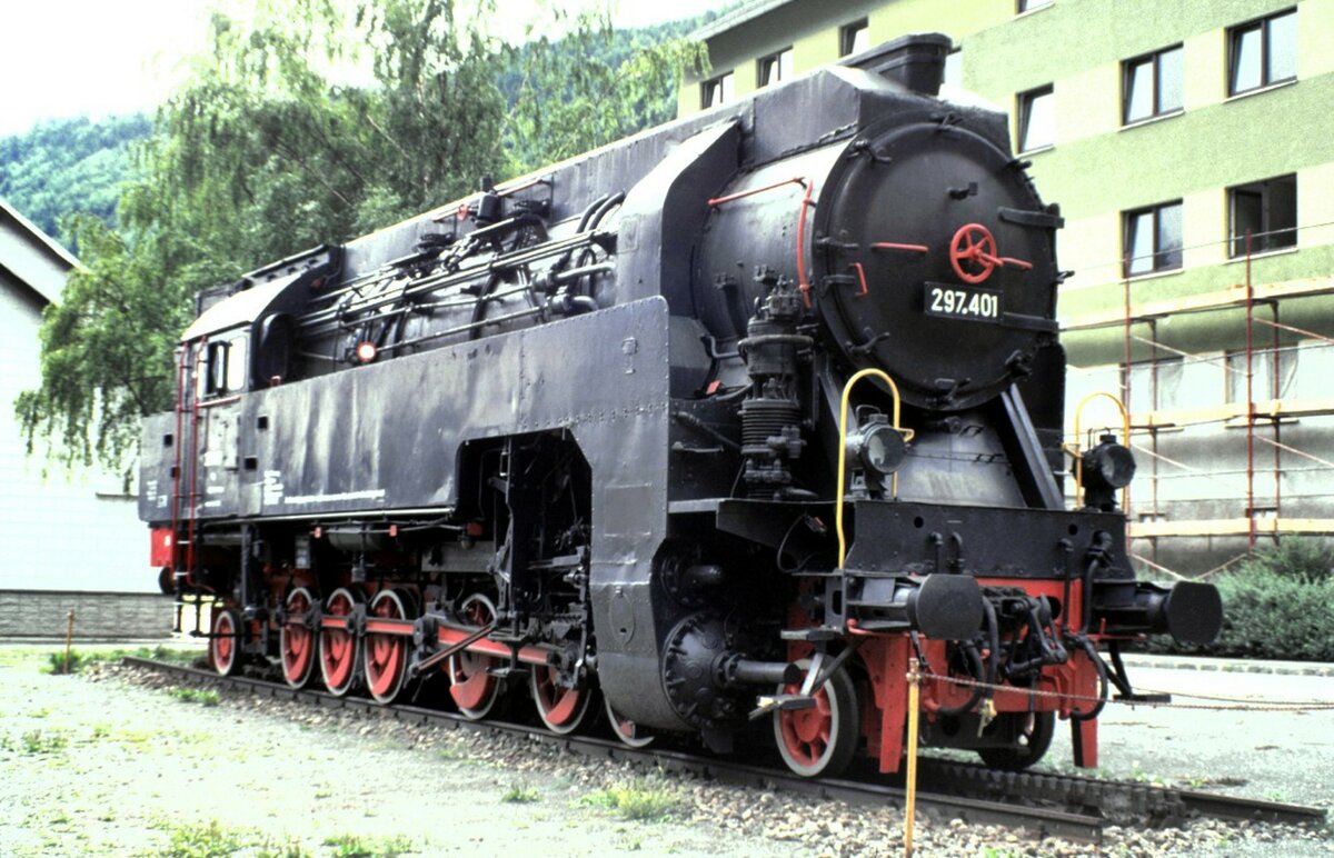 BB 297.401 in Vordernberg am 13.08.1986 auf einem Denkmalsockel.