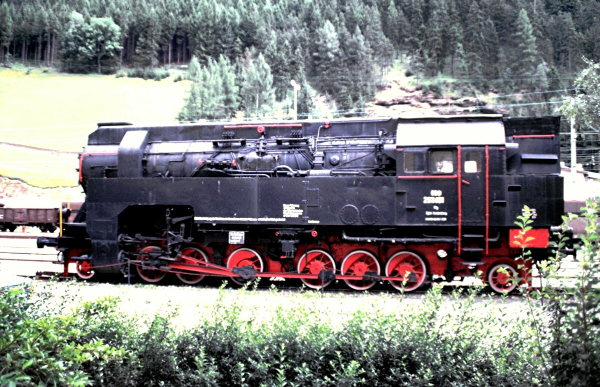 ÖBB 297.401 Zahnraddampflok auf Sockel in Vordernberg am 13.08.1986.