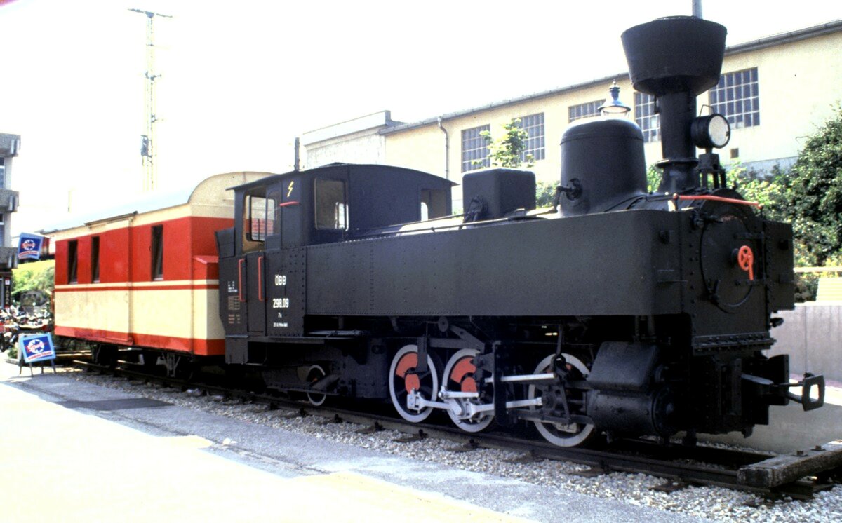 BB 298.09 Mh 6 bei St.Plten; inzwischen ist der Club Mh 6 Eigentmer, die Lokomtive mit Wagen ist im Jahr 2008 in Bischofstetten hinterstellt. Foto am 07.08.1986.