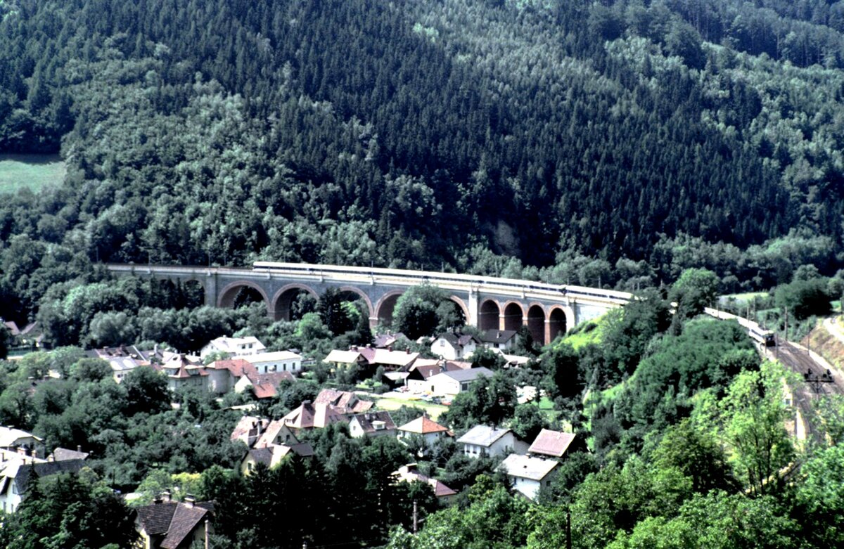 ÖBB 2x 4010 (Transalpin) auf dem Payerbach-Viadukt am 09.08.1986.