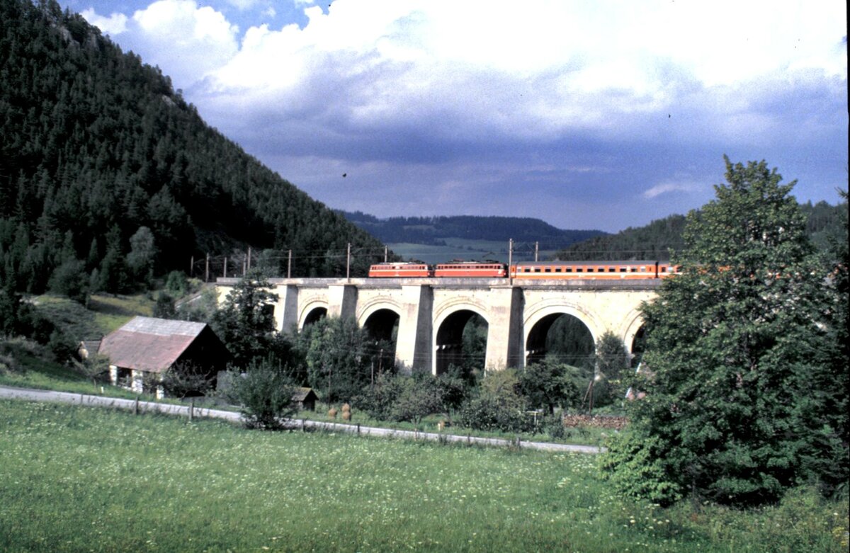 ÖBB 2x1042 mit EC am Semmering auf dem unteren Adlitzgraben-Viadukt am 09.08.1986.