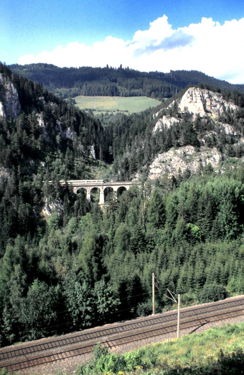 ÖBB 4010 Transalpin befindet sich nach der Kehre über das Kalte-Rinne-Viadukt und den anschließenden Kehrtunnel am Semmering in Richtung Wien am 09.08.1986.