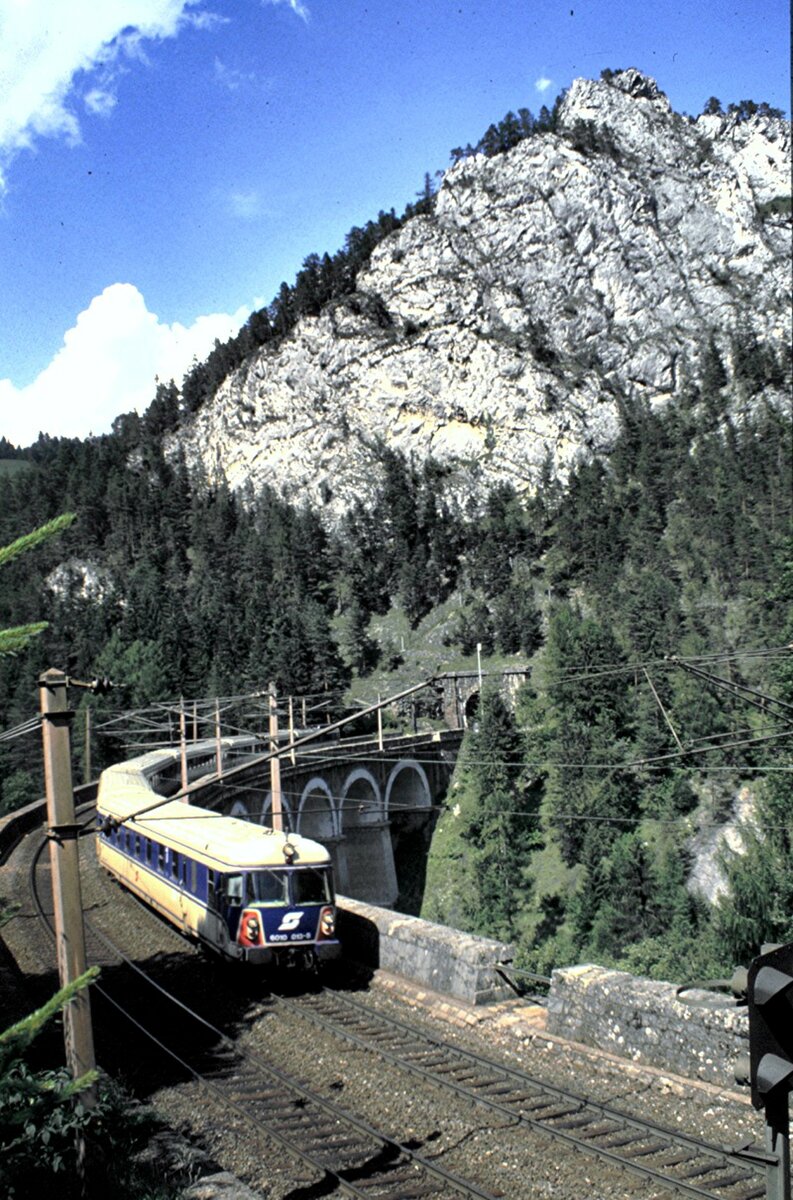 ÖBB 4010.013-8 Transalpin auf dem Kalte-Rinne Viadukt am Semmering am 09.08.1986.