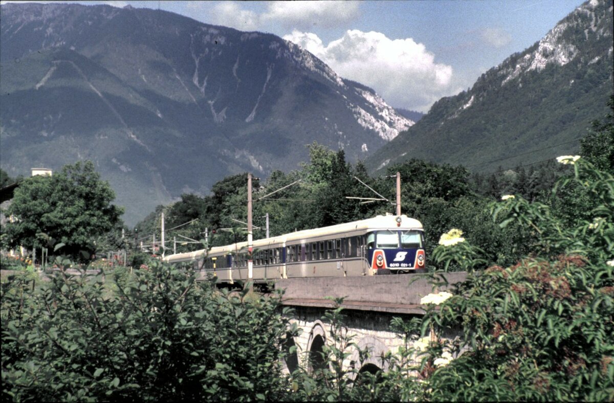 ÖBB 4010.021 auf dem Payerbach Talviadukt am 09.08.1986.