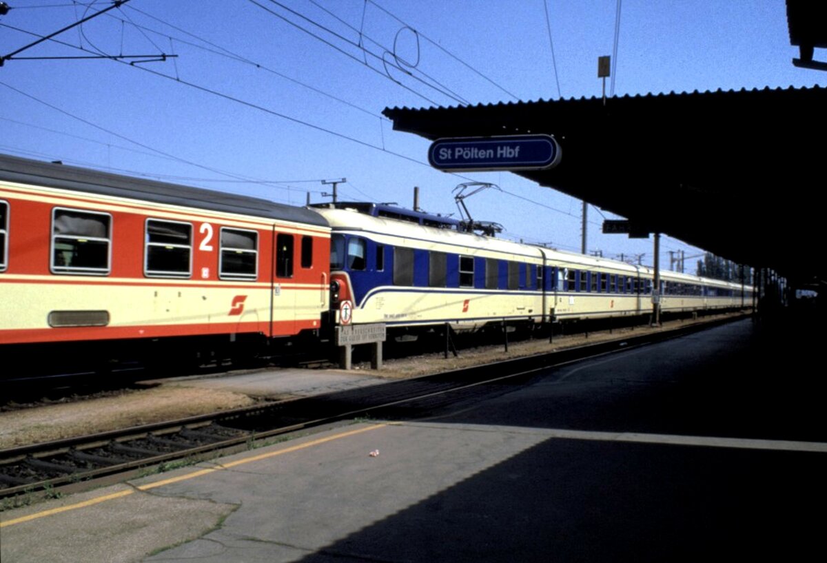 ÖBB 4010.027-8 mit Ergänzungswagen in St.Pölten am 03.08.1986.