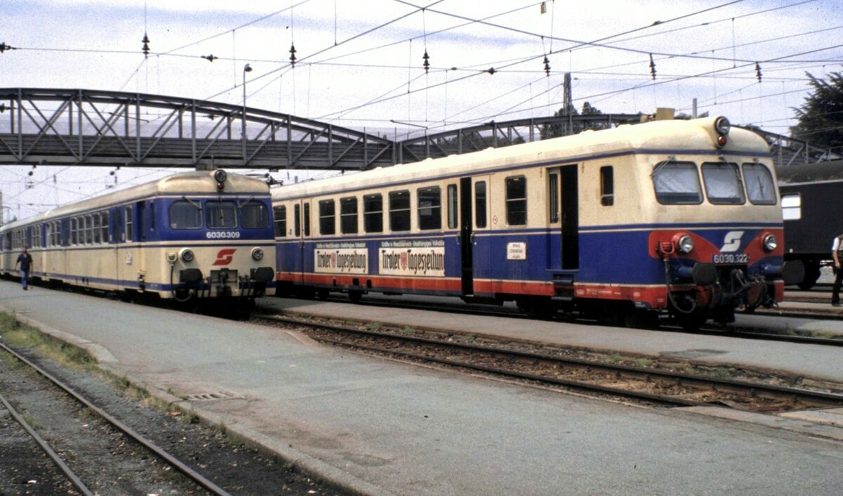 ÖBB 6030.322 (4030)und 6030.309 (4030) Steuerwagenseite mit Design im alten und neuen Aussehen in Bregenz am 12.06.1983.