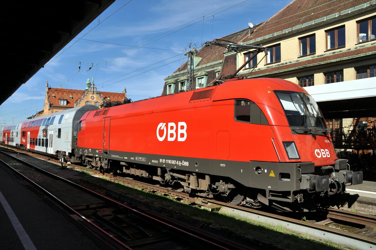 ÖBB 91 81 1116 087-8 A-ÖBB mit Dosto-Zug  Wiesel ; der erste Wagen hat die Nummer A-ÖBB 50 81 26-33 079-6 Bmpz-dlin Lindau-Insel 12.09.2022. In diesem Jahr,seit Fahrplanwechsel habe ich noch keinen Taurus in Lindau-Insel gesehen.