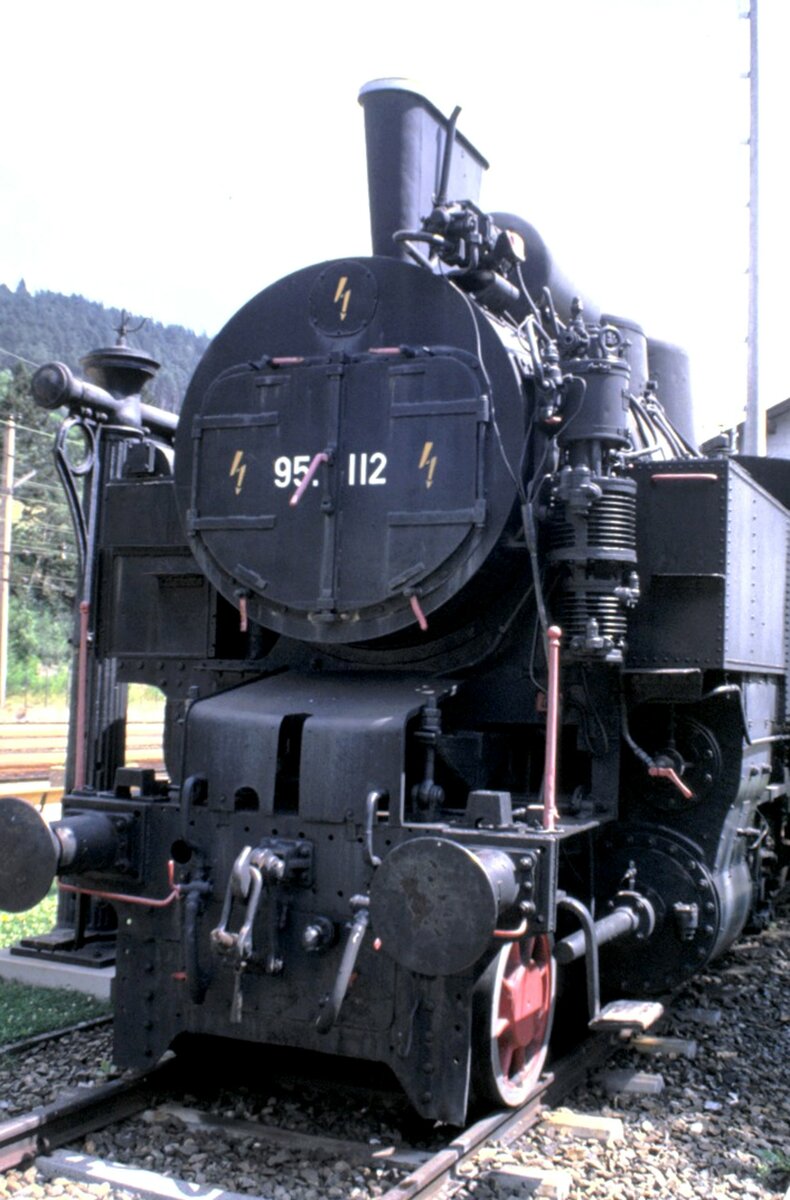 BB 95 112 Zahnradbahn-Dampflok mit Giesl-Ejektor auf Denkmalsockel in Payerbach am 09.08.1986.