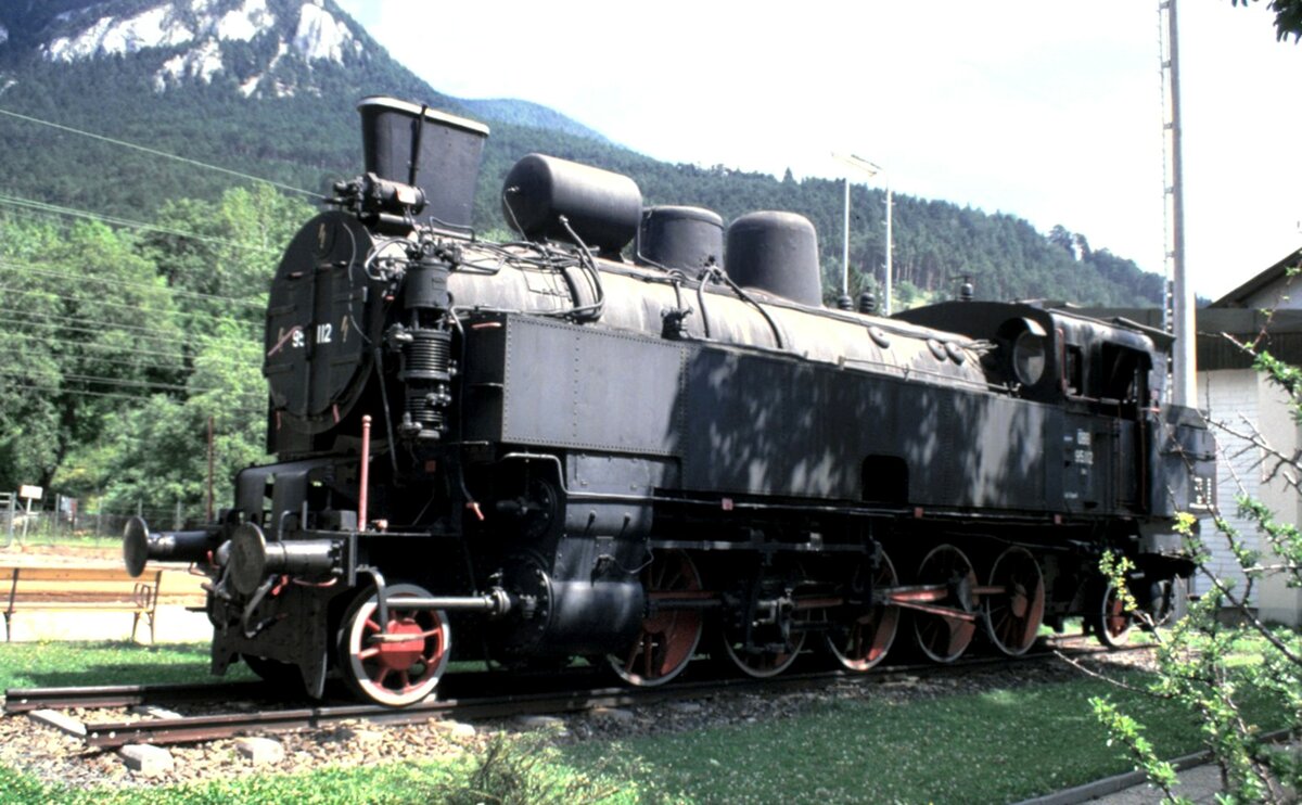 BB 95 112 Zahnradbahn-Dampflok mit Giesl-Ejektor auf Denkmalsockel in Payerbach am 09.08.1986.