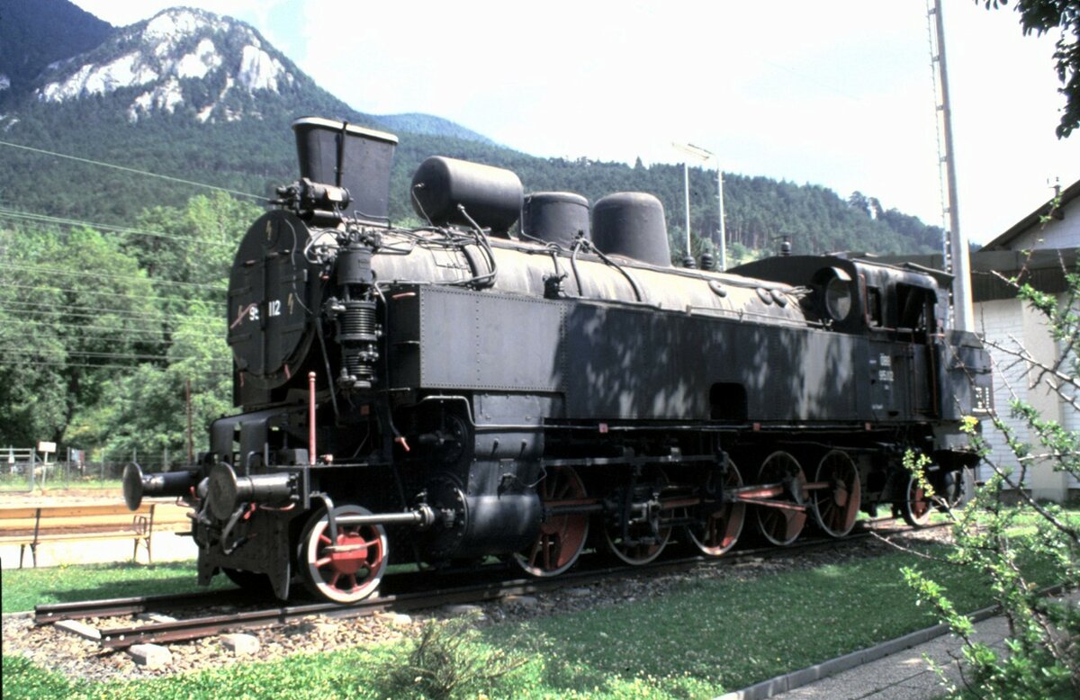 ÖBB 95.112 auf dem Sockel in Payerbach am 09.08.1986.