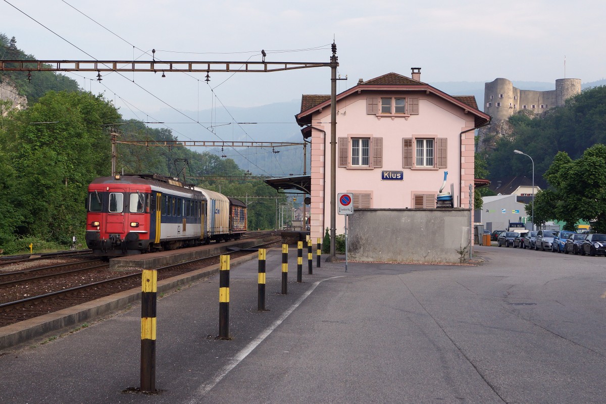 OeBB: Am 11. Juni 2015 gelangte der RBe 4/4 206 (ehemals SBB) im Güterverkehr zum Einsatz. Auf der Station Klus wartet er eine Zugskreuzung mit dem Regionalzug ab.
Foto: Walter Ruetsch