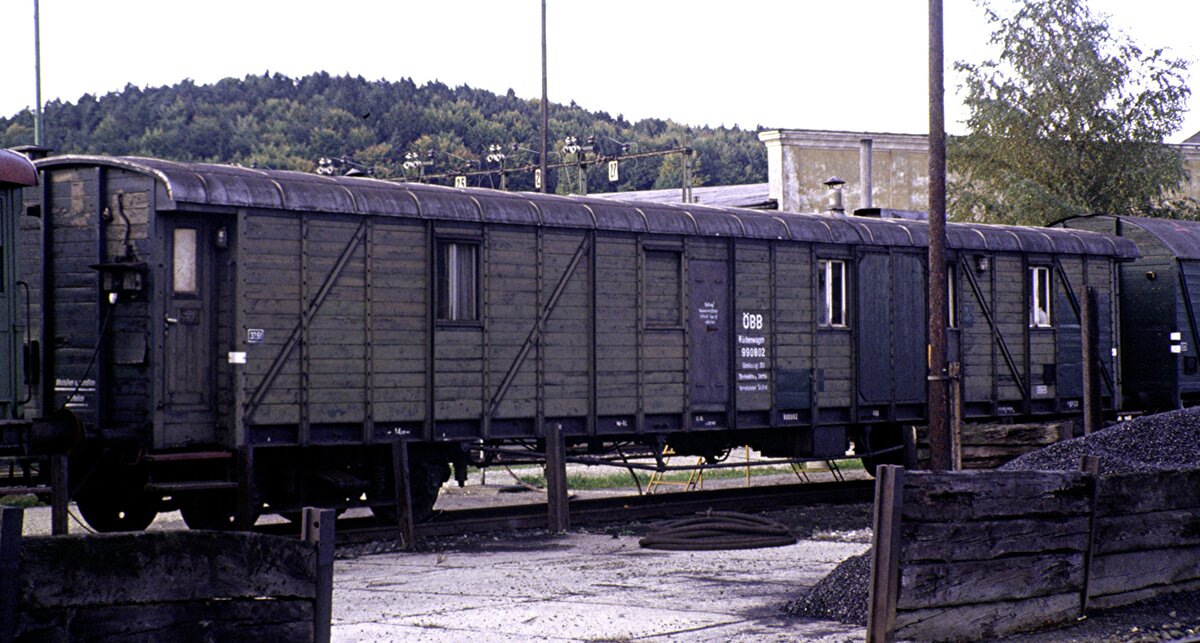BB Bauzugwagen Kchenwagen im Bauzug 303 Heimatbahnhof Selztal in Attnang-Puchheim im Oktober 1985.