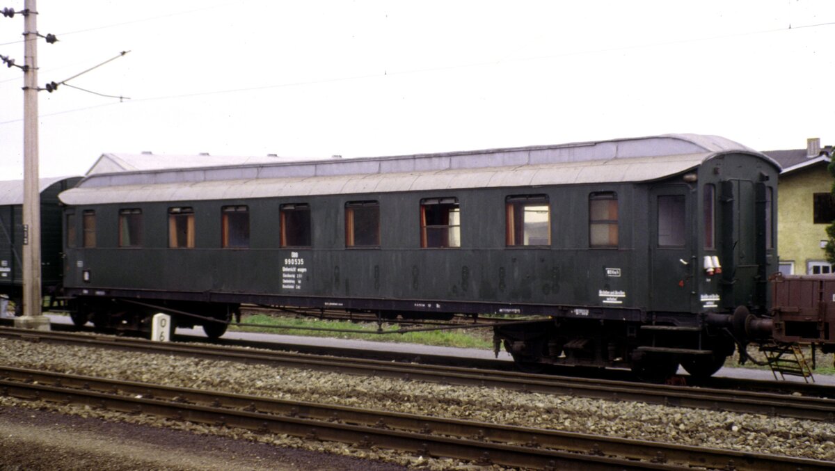 BB Bauzugwagen; Unterrichtswagen Nr.99 05 39, im Bauzug 201; Heimatbahnhof Linz in Attnang-Puchheim, im Oktober 1985.