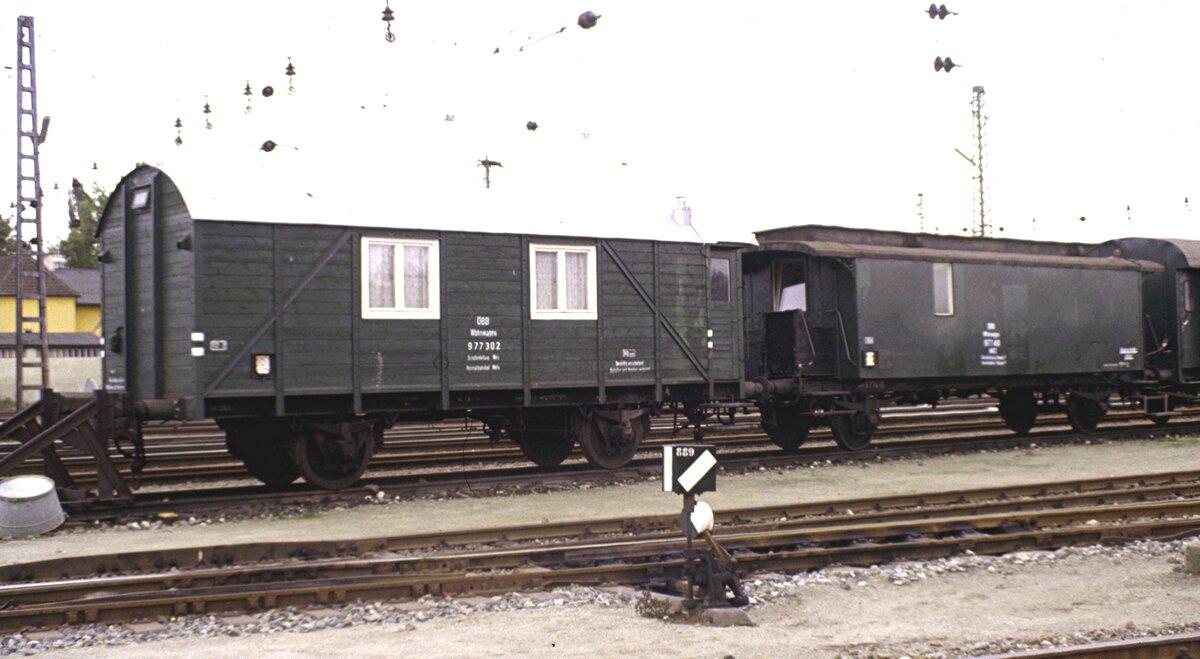 BB Bauzugwagen Wohnwagen 977 302 Heimatbahnhof Wels und ein weiterer mit Flachdach  in Attang-Puchheim, im Okt 1985.