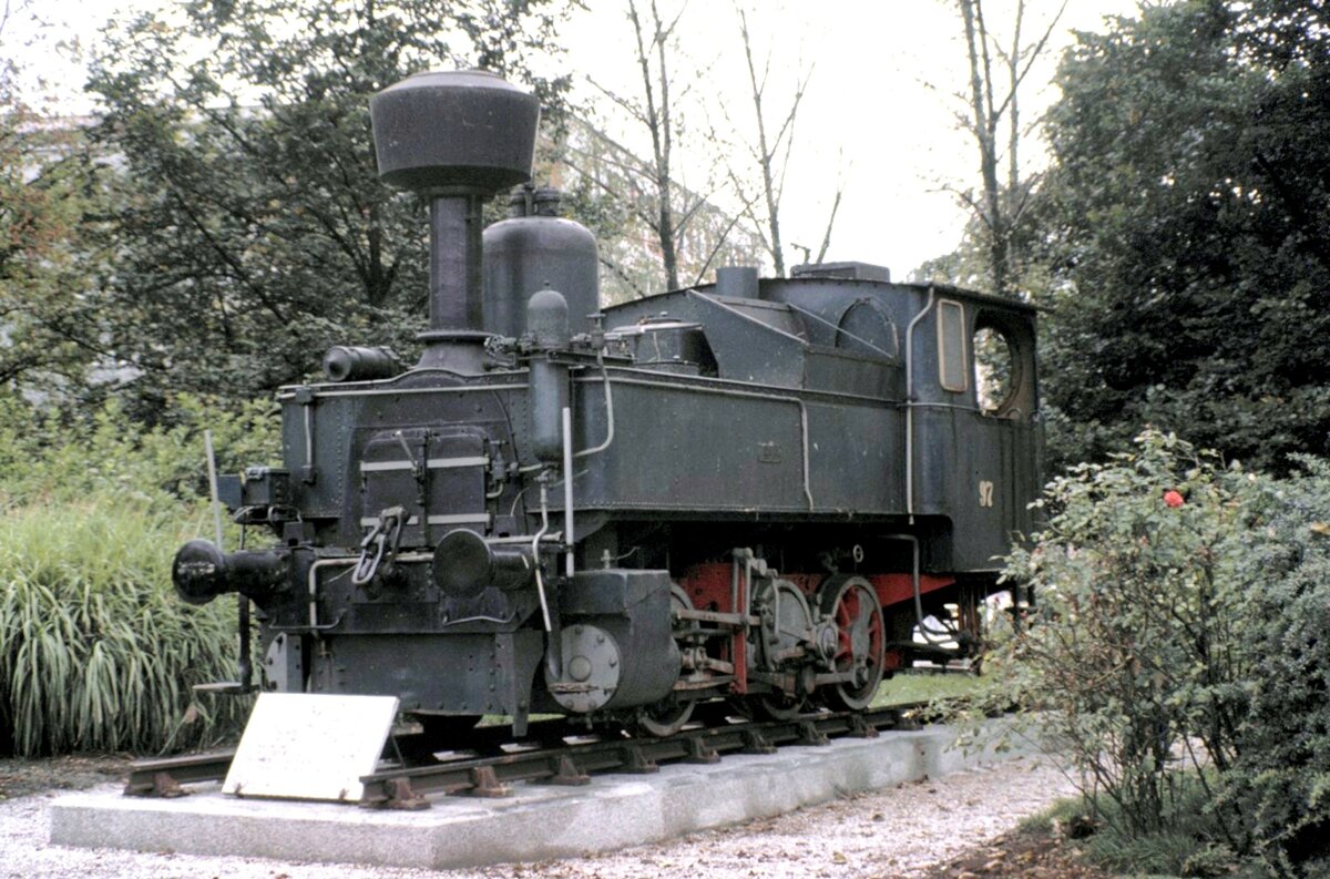 ÖBB Dampflok 97.73 auf Sockel in Linz am 07.10.1981.