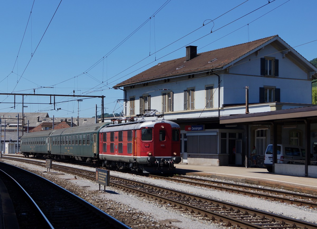 OeBB: Die Re 4/4 I 10016 (ehemals SBB) anlsslich der Bahnhofsdurchfahrt Oensingen am 30. Juni 2015. Die beiden Personenwagen wurden nach Schaffhausen zurckgebracht.
Foto: Walter Ruetsch