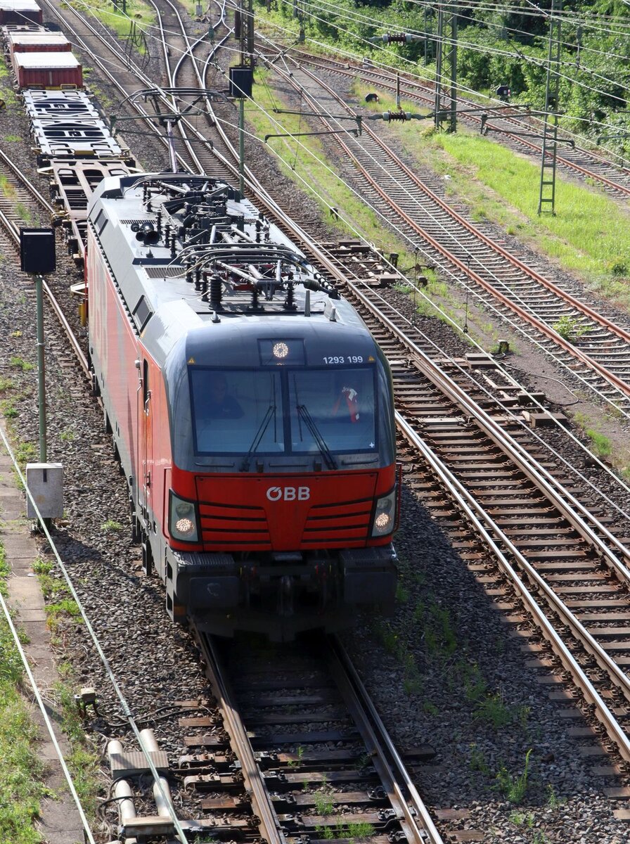 �BB Lokomotive 1293 199-6 (91 81 1293 199-6 A-�BB) Nierenberger Stra�e, Emmerich am Rhein, Deutschland 11-07-2024.

�BB locomotief 1293 199-6 (91 81 1293 199-6 A-�BB) Nierenberger Stra�e, Emmerich am Rhein, Duitsland 11-07-2024.