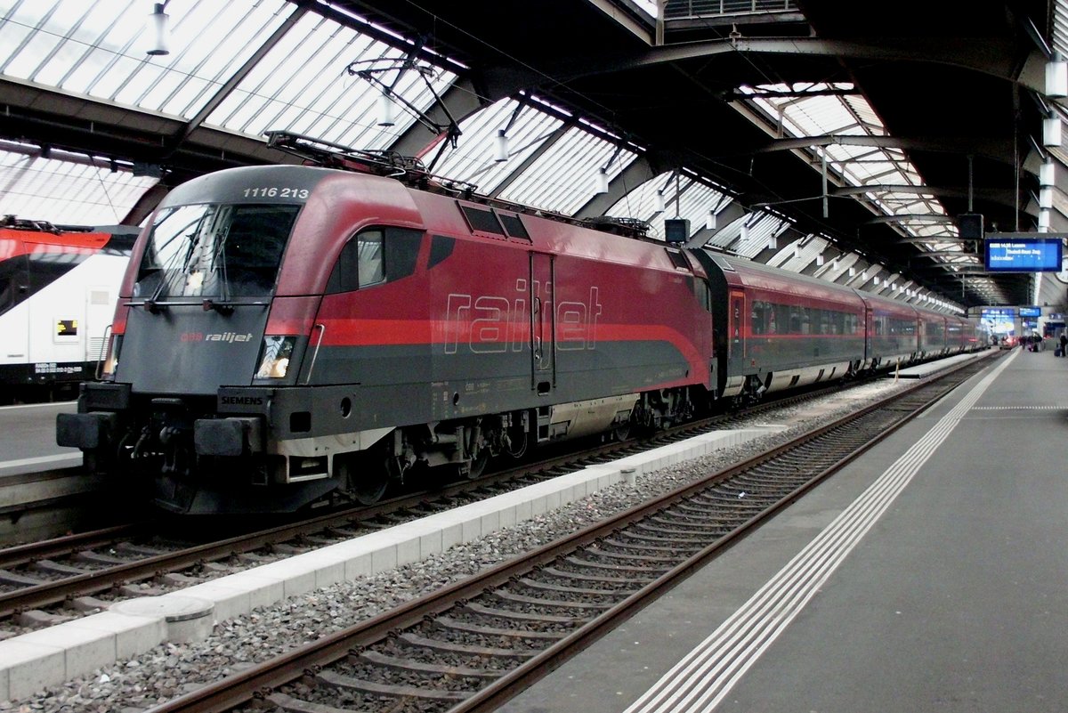 ÖBB Railjet mit 1116 213 steht asbfahrtbereit in Zürich HB am 2 Januar 2020.