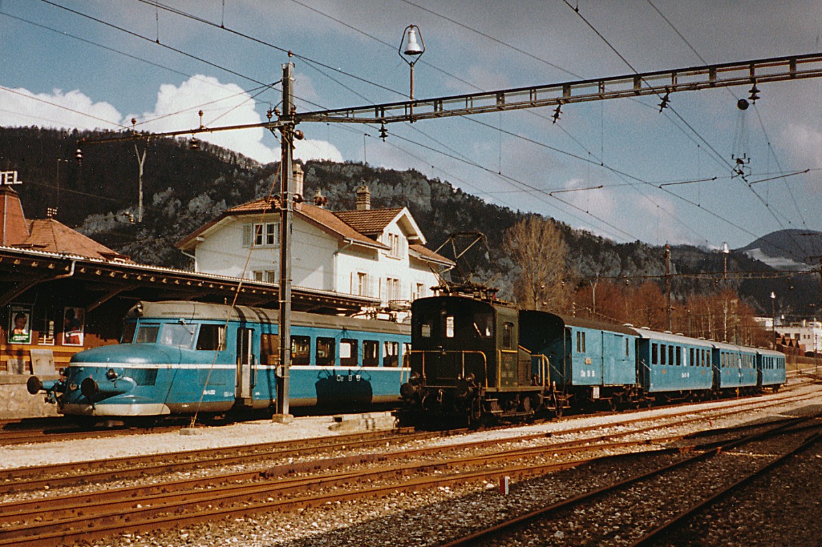 OeBB: Regionalzüge bestehend aus dem RBe 2/4 202 ex SBB und der Ce 2/2 102 + D2 + 3 Bi ex SBB Seetal warten im März 1981 in Balsthal auf den abendlich Einsatz.
Foto: Walter Ruetsch  