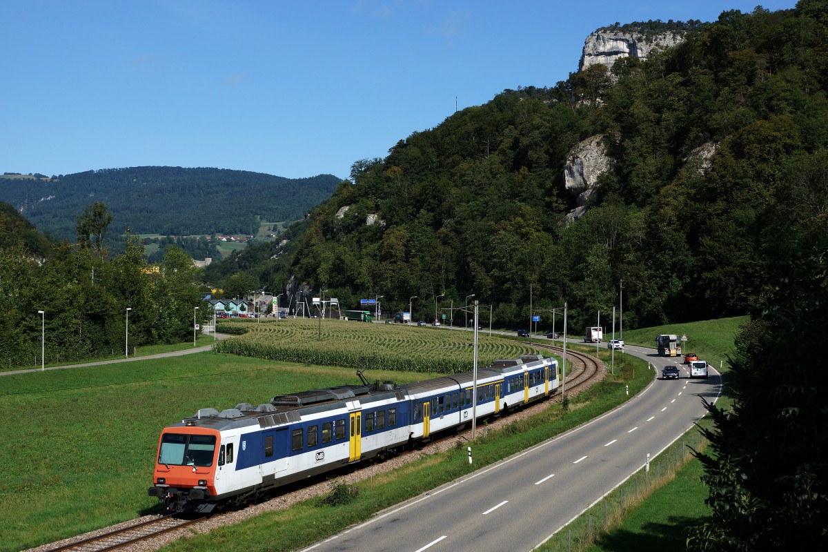 OeBB: Regionalzug Oensingen-Balsthal mit dem RBDe 207 bei Maiacker am 25. August 2015.
Foto: Walter Ruetsch