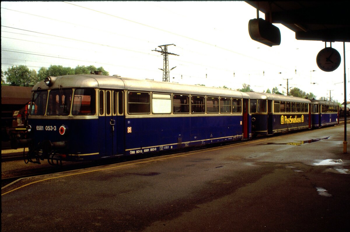 ÖBB Steuerwagen 6581 053-3 (von SGP Wien, Baujahr 1967) und 5081in Attnang-Puchheim im Juli 1984.