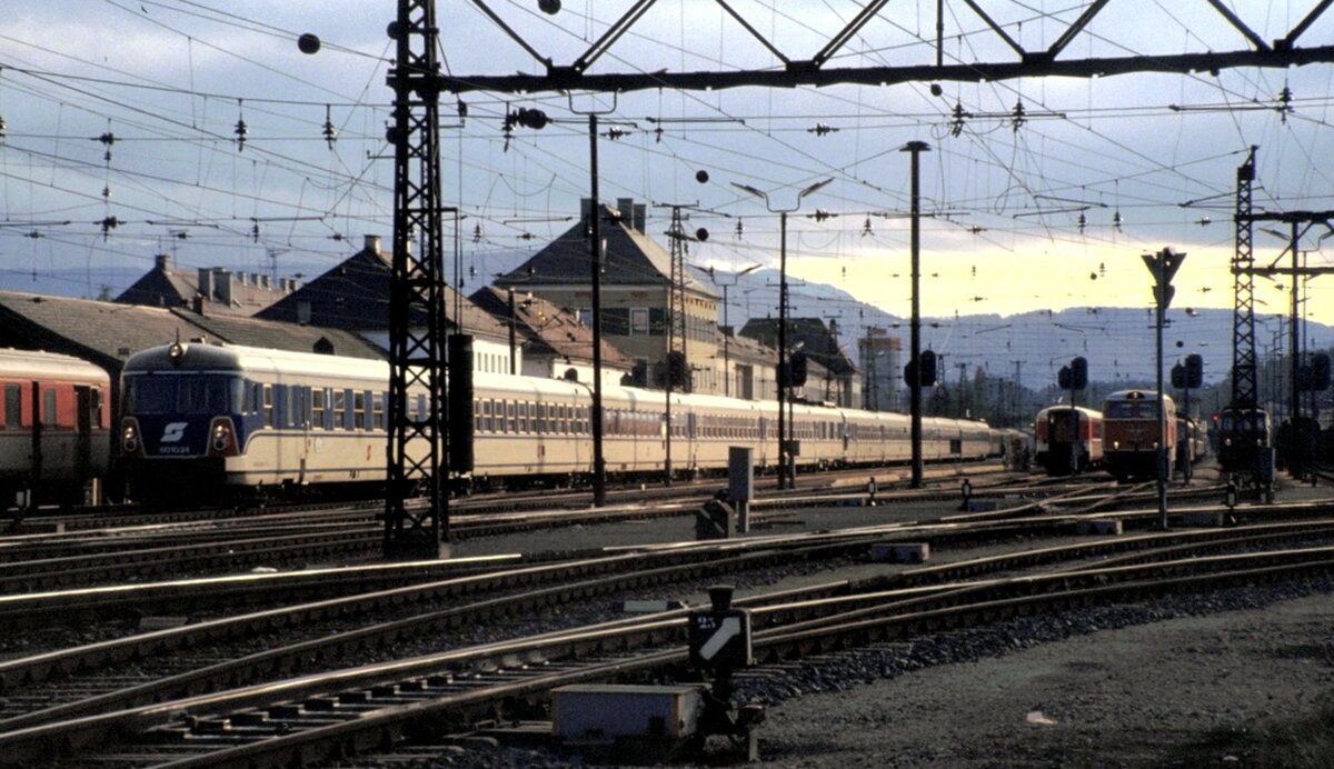 ÖBB Transalpin 4010.28 in Attnang-Puchheim am 07.10.1981.