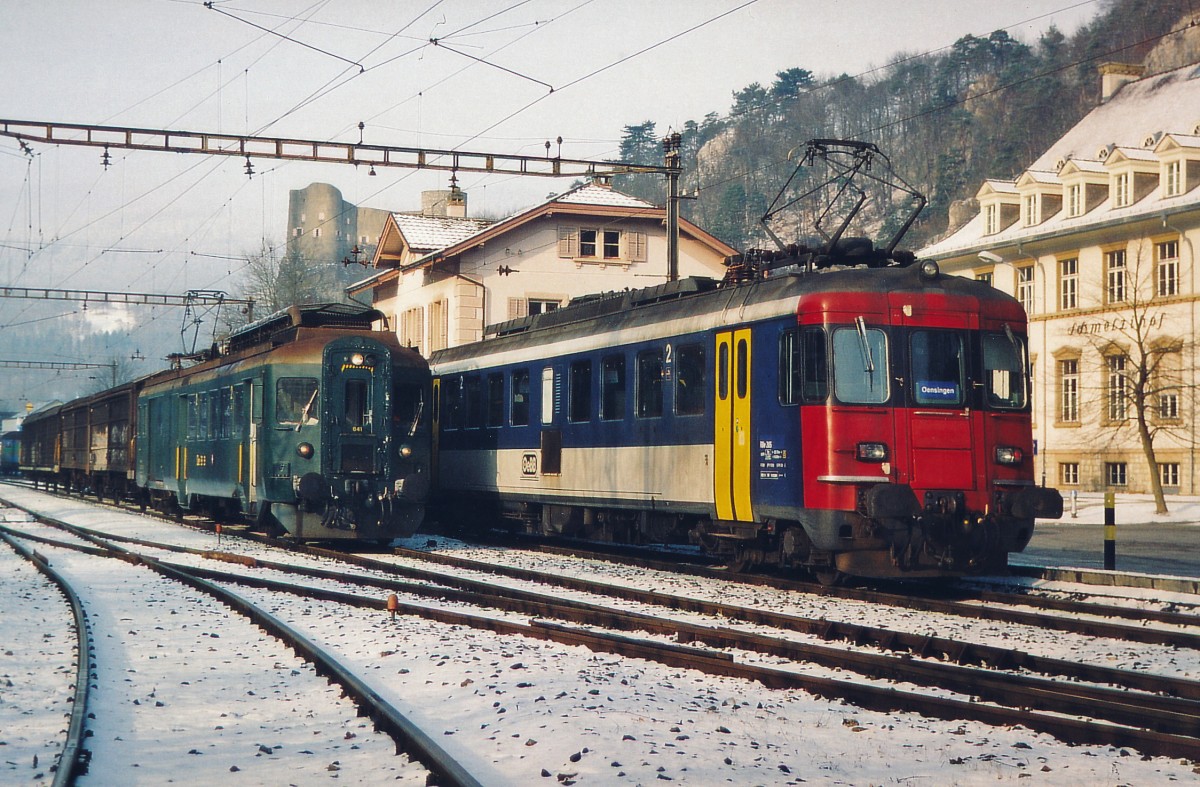OeBB: Zugskreuzung auf dem Bahnhof Klus mit BDe 4/4 641 und RBe 4/4 205 (beide ex SBB) im Dezember 2004. Bei der Oensingen Balsthal Bahn wird der Personen- und der Güterverkehr seit Jahren mit Occasionsfahrzeugen bewältigt.
Foto: Walter Ruetsch
