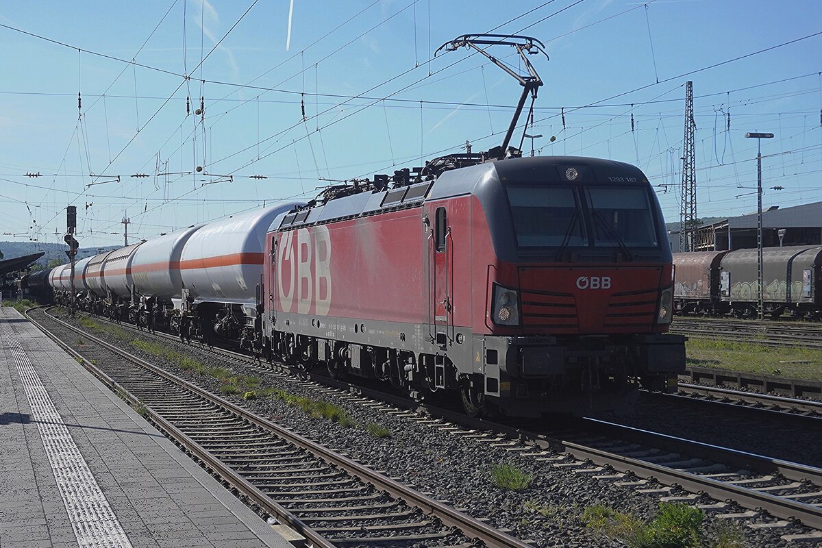 �BB/RCC 1293 187 zieht am 30 April 2026 ein Gaskesselwagenzug durch Neuwied.