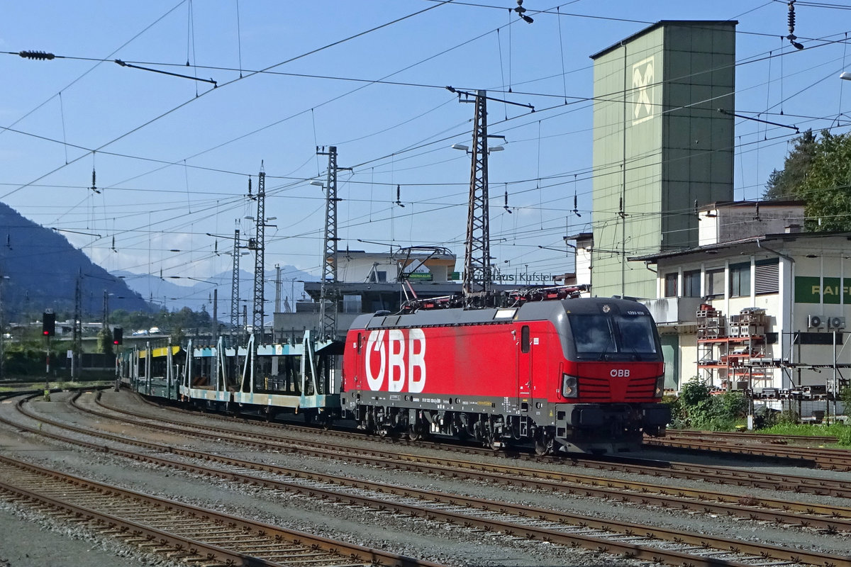 ÖBBs Neue: 1293 038 bringt ein LGAG in Kufstein ein am 18 September 2019.
