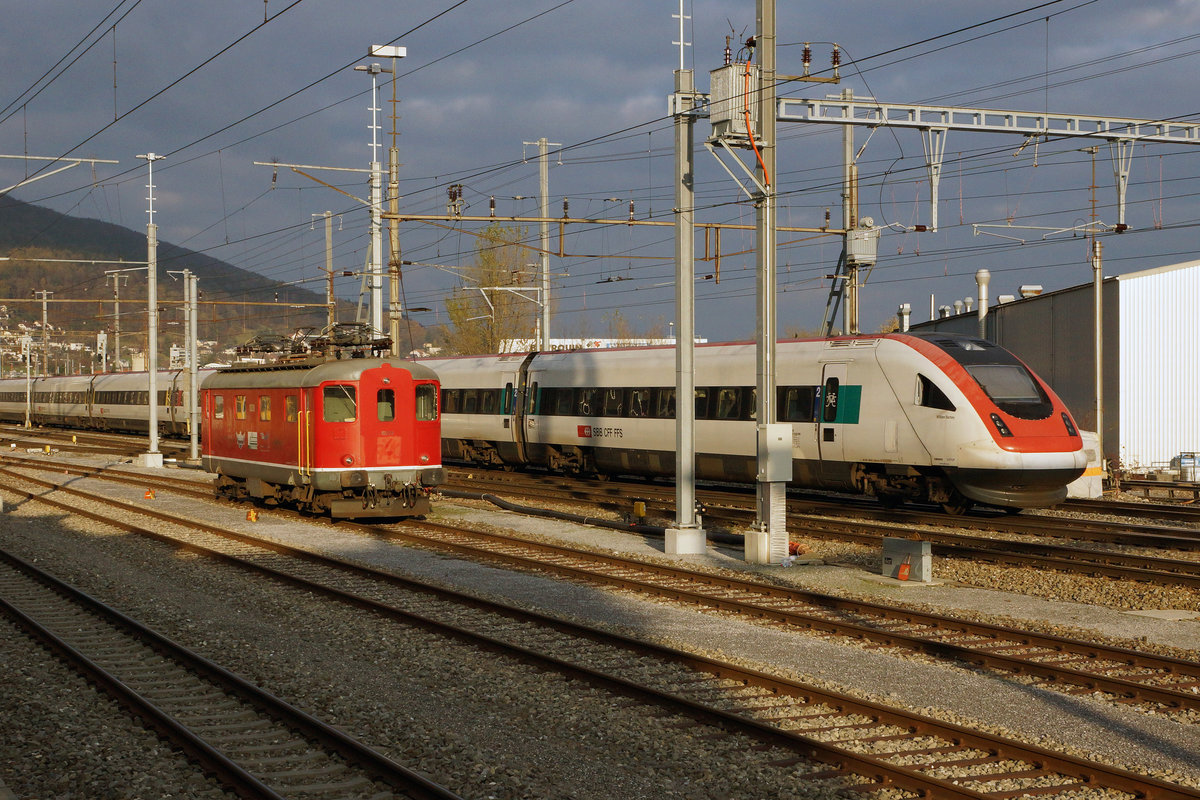 OeBB/SBB: Re 4/4 I 10009 (ehemals SBB) anlässlich einer Begegnung mit einem ICN in Oensingen am 12. November 2016.
Foto: Walter Ruetsch 