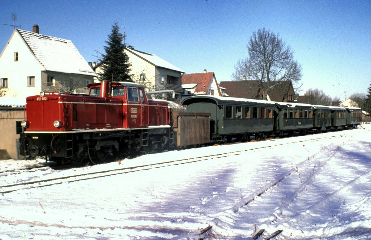 Öchsle V 51 902 mit abgestellten Wagen beim Öchsle in Ochsenhausen im Februar 1990.