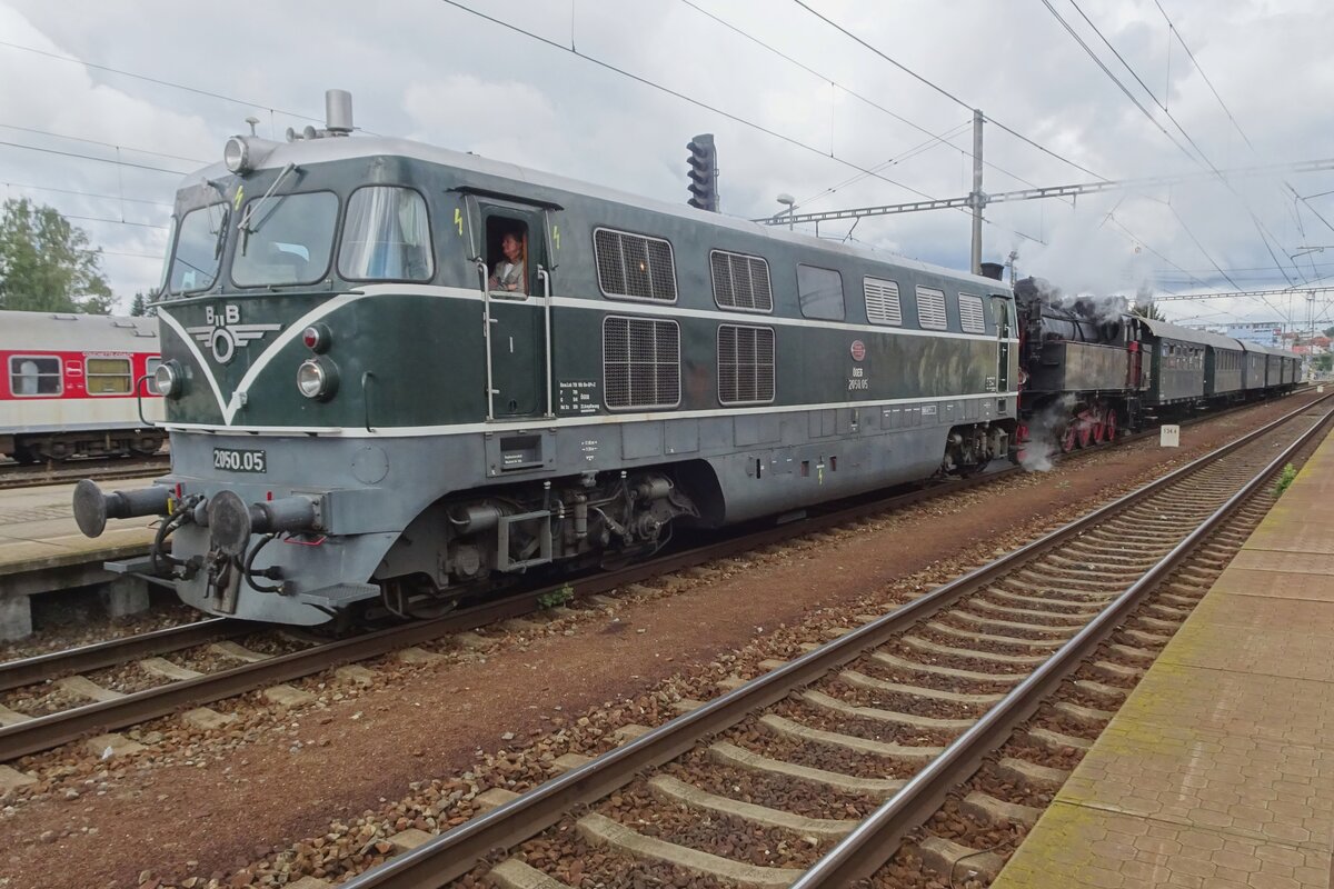 ÖGEG 2050.05 steht mit Dampflok 77.28 und ein Sonderzug anch Linz am 11 September 2022 in Benesov u Prahy.