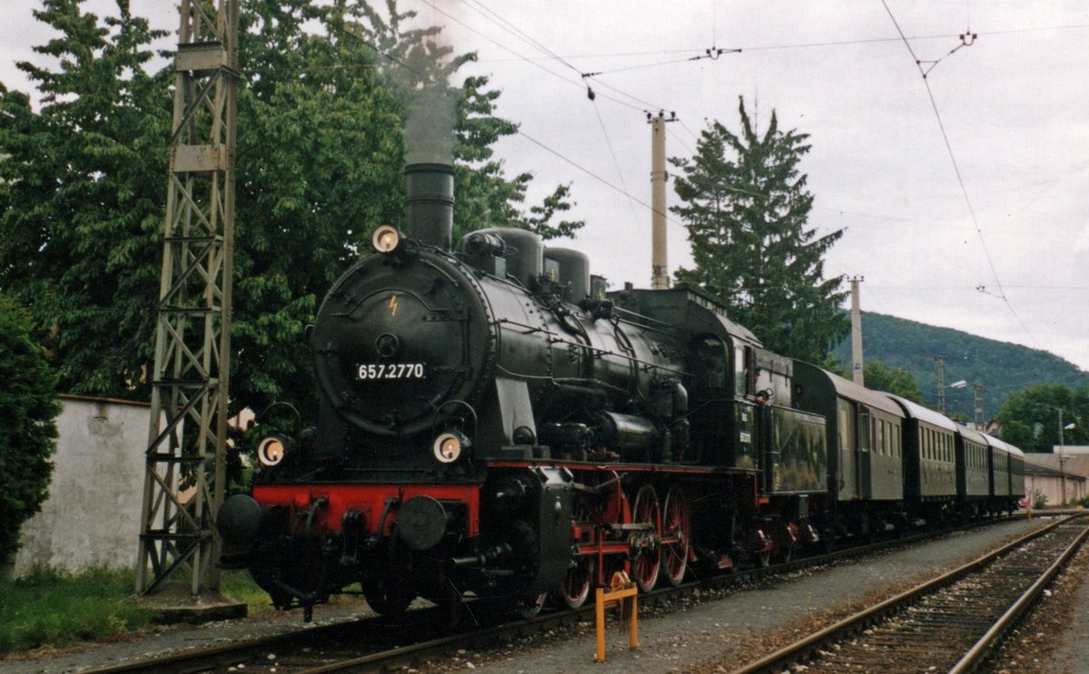 ÖGEG 657.2770 steht am leider grauen 30.Mai 2004 in Salzburg-Itzling während ein Bahnhofsfest. Die ÖGEG hatten in 2004 noch nicht deren Lokpark in Ampflwang bezogen.