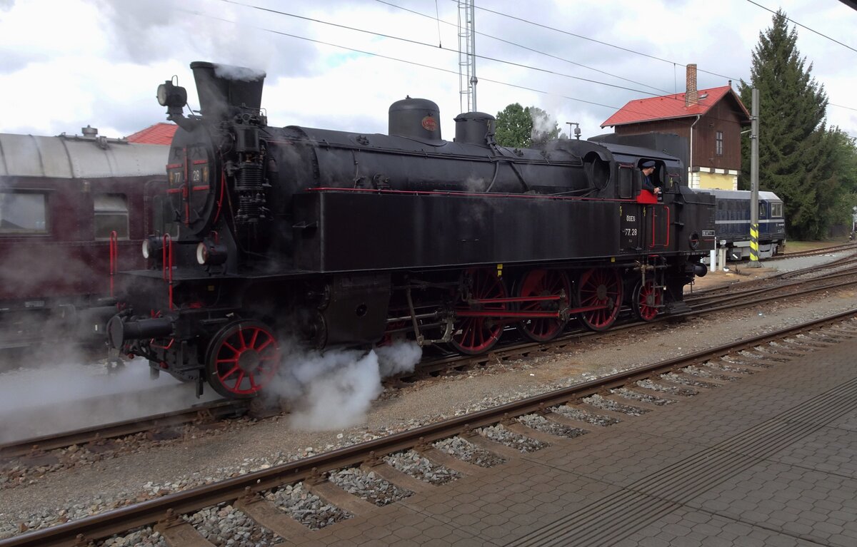 ÖGEGs 77.28 steht am 10 September 2022 in Benesov u Prahy.