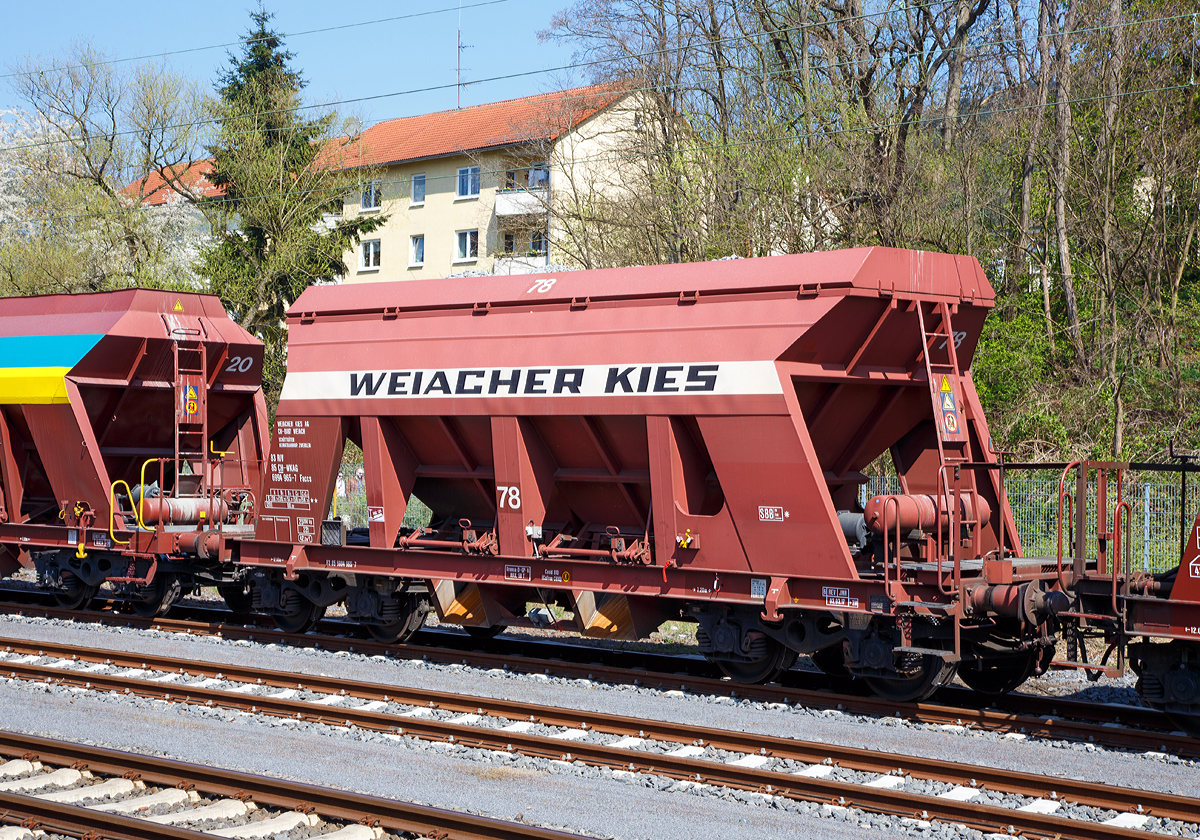 Offener 4-achsiger Drehgestell-Schttgutwagen mit dosierbarer Schwerkraftentladung und vier Radstzen, RIV 83 85 6994 965-7 CH-WKAG, Gattung Faccs, der Weiacher Kies AG, CH-8187 Weiach, (Wagen 78), abgestellt im Zugverband am 09.04.2017 in Marburg an der Lahn.

Technische Daten: 
Hersteller: JOSEF MEYER Rail AG (CH-Rheinfelden)
Spurweite: 1.435 mm
Achsanzahl: 4 (in 2 Drehgestellen)
Lnge ber Puffer: 12.000 mm
Drehzapfenabstand: 7.200 mm
Achsabstand im Drehgestell: 1.800 mm
Laderaum: 42 m
Maximales Ladegewicht: 59,7 t (ab Streckenklasse C)
Eigengewicht: 20.260 kg
Hchstgeschwindigkeit: 100 km/h (beladen) / 120 km (leer) 
Bremse: O-GP-A
