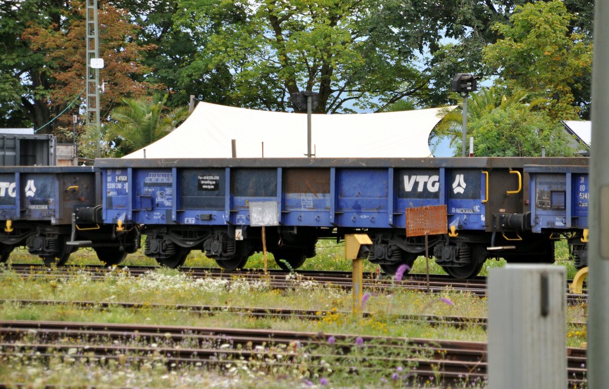 Offener Güterwagen (wohl für Abraumtransporte, kürzere Version) VTG 37 RIV 80 D-VTGCH 5336 246-3 Lamos in Lindau-Insel am 12.08.2023.