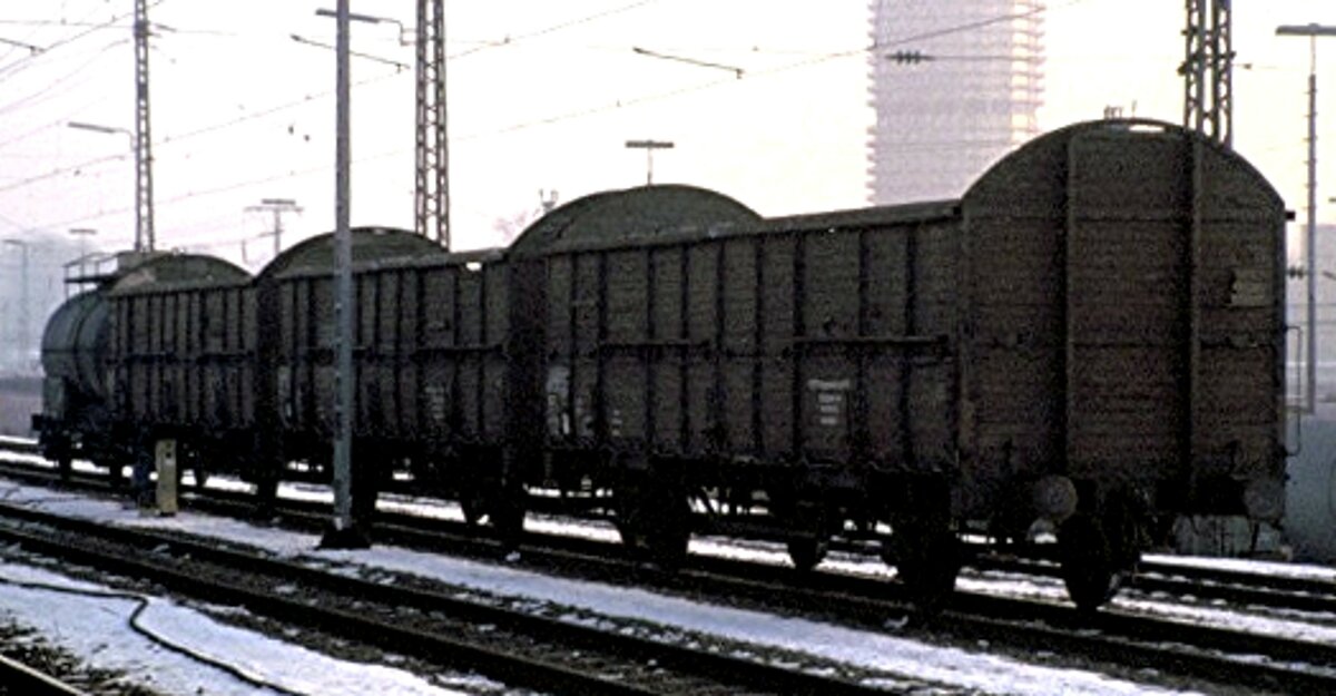 Offener Gütrwagen 2-achsig für Holzbeladung am 30.01.1981. Holzbeladung nur örtlich in Augsburg gesehen.