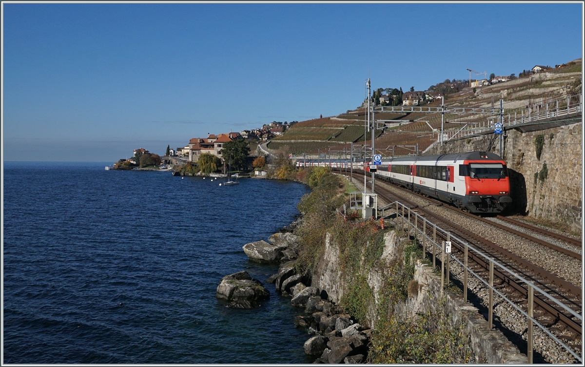 Oft wird dem Doppelstock-Pendelzug welcher in den von EW IV geprägten IR 90 Umläufen für etwas Abwechslung sorgt, einen EW IV Modul mitgegeben, so dass der positive Effekt der Lok Seite Brig fotografisch nicht genutzt werden kann. 

Bei St-Saphorin, den 12. Nov. 2020