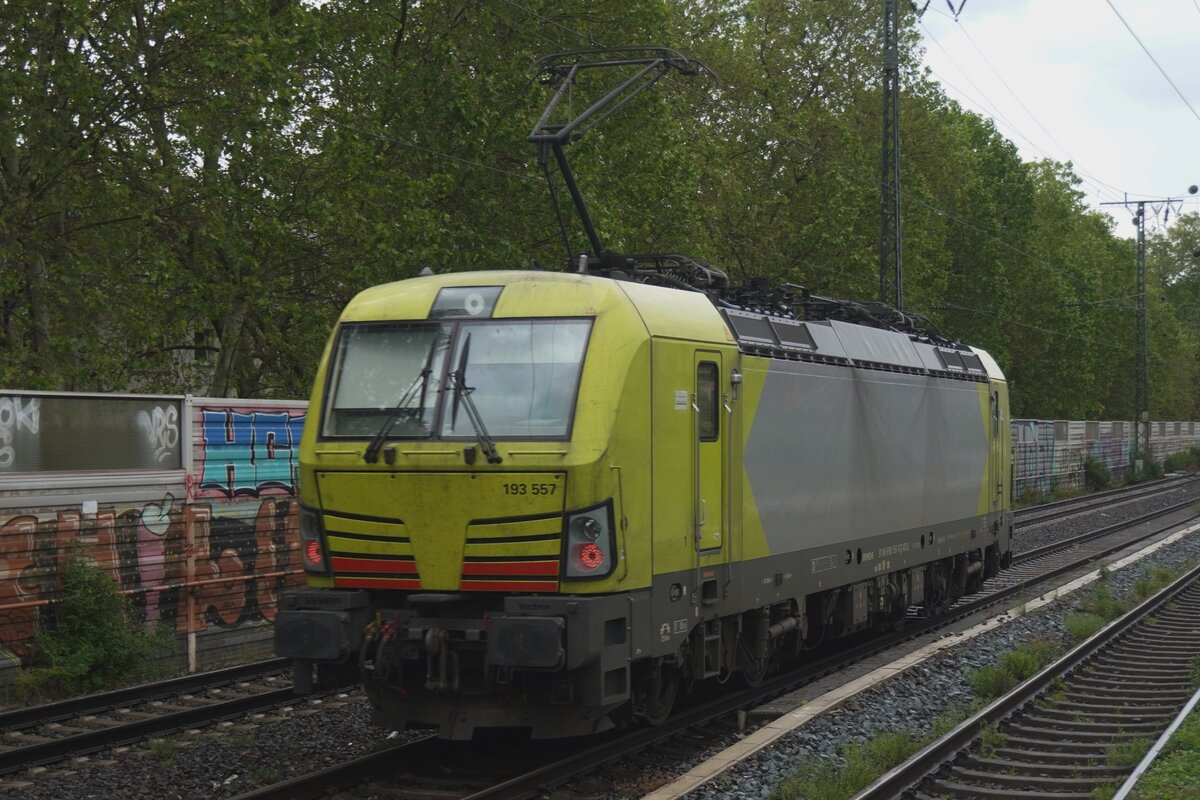 Ohne die farbenfrohe TXLog Aufkleber m�ss Ecco Rail 193 557 sich noch etwas gewohnen w�hrend der Solofahrt durch K�ln S�d am grauen 13 Mai 2026. Die Vectronen MS kann Mann leicht unterschieden wegen die vier Pantografen (staat n�r zwei bei de AC Version). 