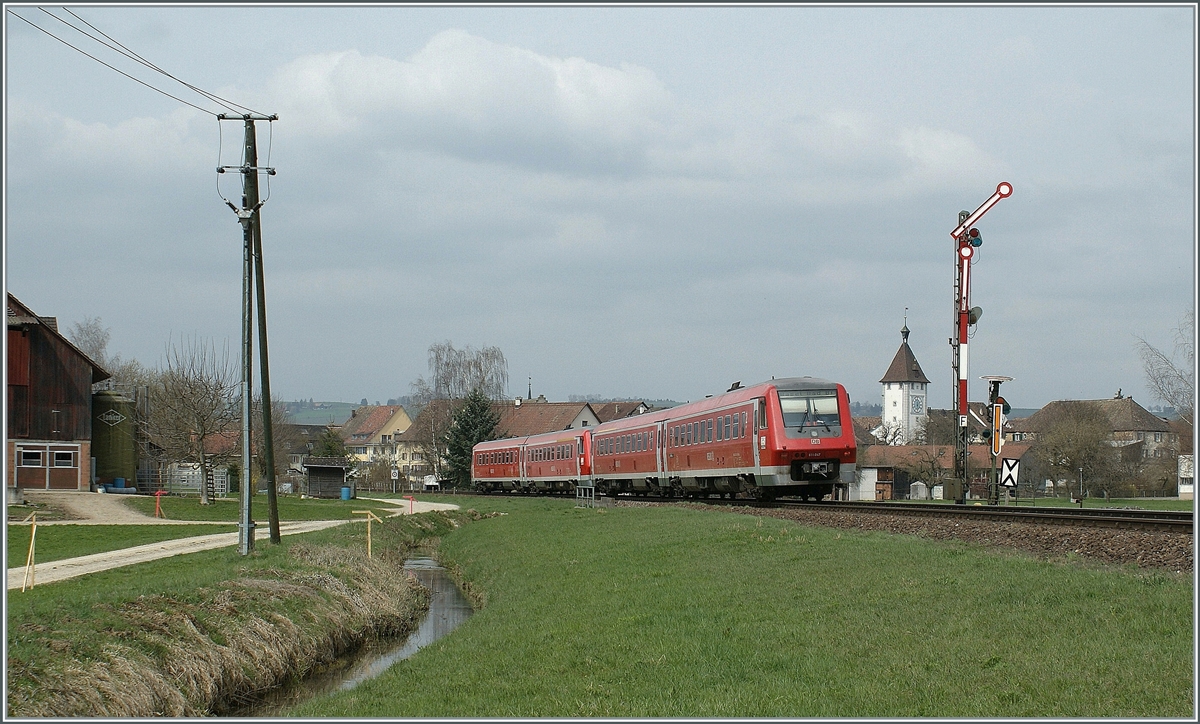 Ohne Halt brummt der IRE 3104 durchs Klettgau in Richtung Basel, hier am Einfahrtsignal  F  in Neunkirch.

8. April 2010