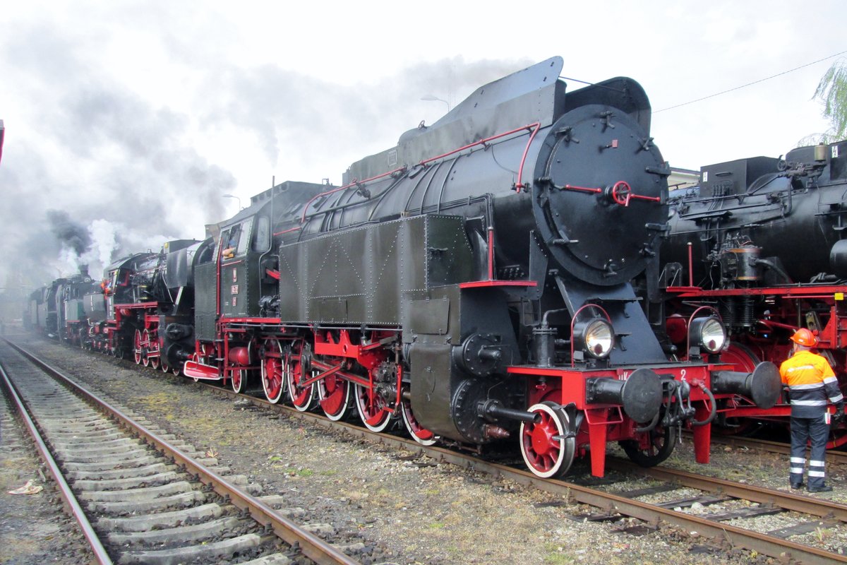 OKz32-2 steht am 30 April 2016 ins Bw Wolsztyn an der Spitze eines Lokzuges.