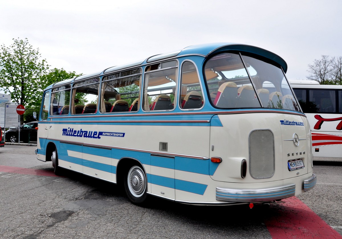 Oldtimer Setra S9 von Mitterbauer Reisen aus Niedersterreich am 22.4.2015 in Krems.