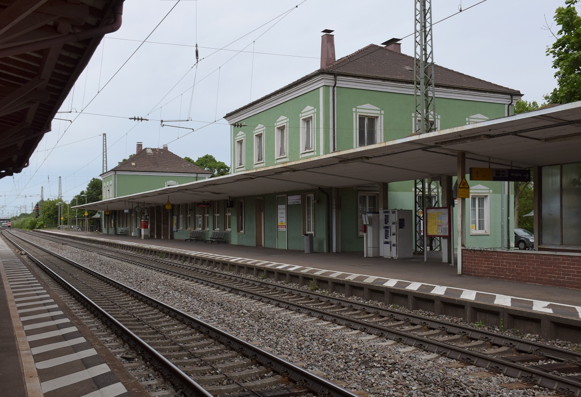 Opfer der NEAT. In Müllheim wird es bald so etwas geben wie Gleis 0 und -1. Dafür muss natürlich der Bahnhof komplett neu arrangiert werden. Und statt Empfangsgebäude gibt es dann bald zwei Gleise. Mai 2020.