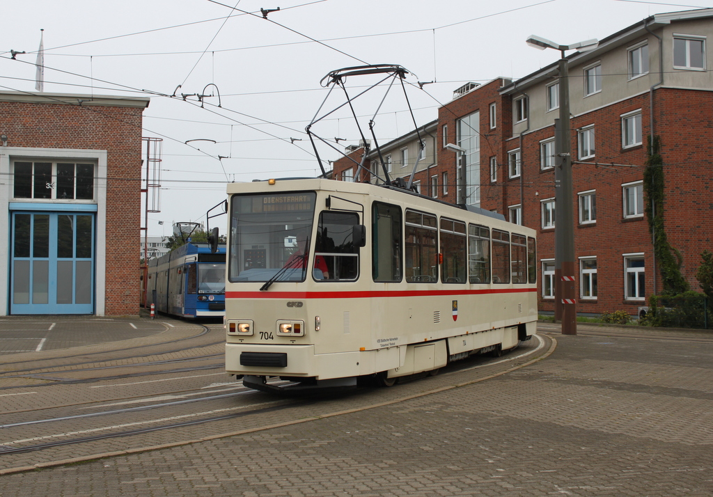 Paar Meter weiter meinte es der Straßenbahn-Fahrer dann nett mit dem Fotografen und zeigte mir das er für das Foto auf dem Betriebshof der Rostocker Straßenbahn AG kurz stehen bleibt.07.06.2019