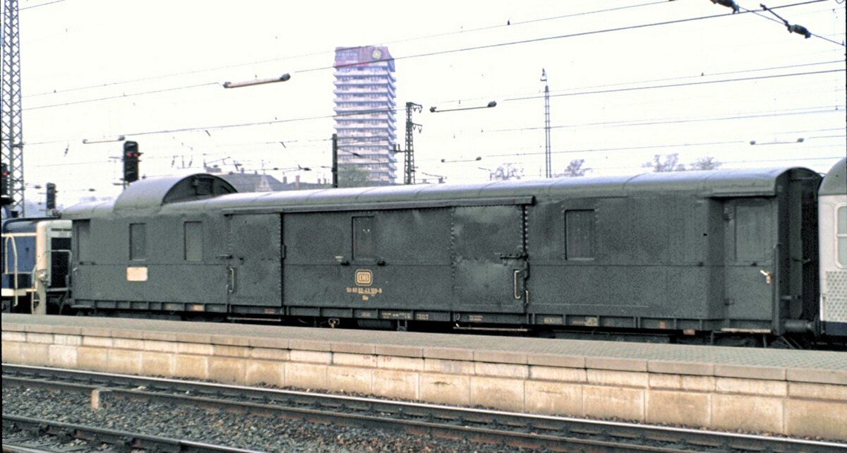 Packwagen Düe 90 80 92-41 189-9 in Ulm am 25.04.1982.